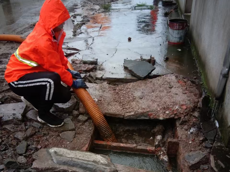 望城专业清理污水池 炜誉市政以规范流程守护城市 “肠道”