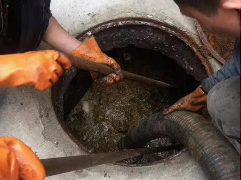 望城清理化粪池时如何避免沼气的危害？